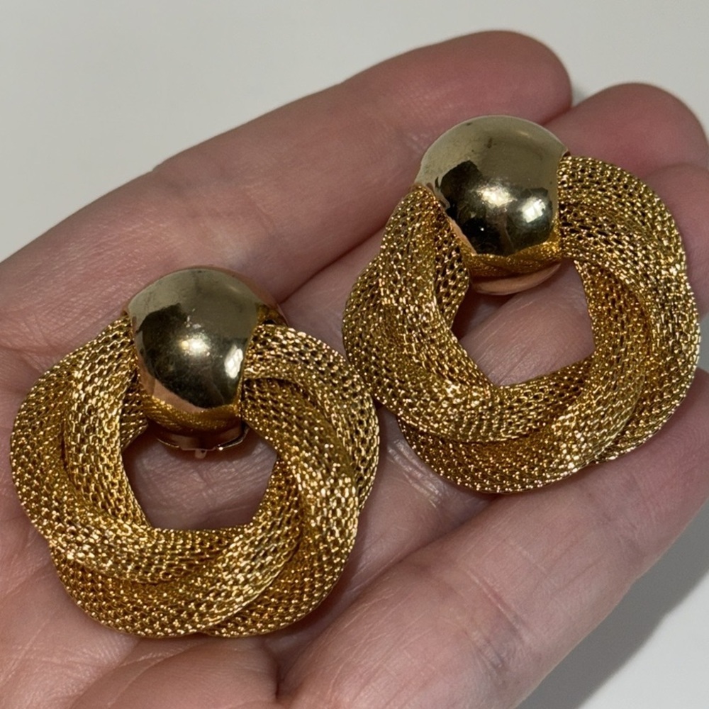 Vintage Avon Woven Mesh Door Knocker Clip On Earrings Gold Tone - Picture 2 of 8